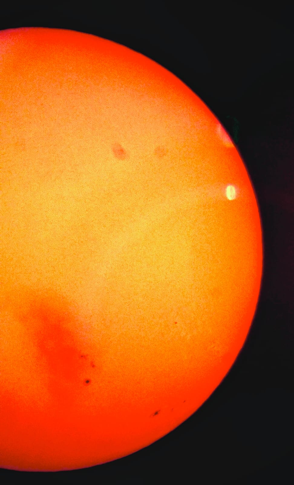 Nuestra estrella, el Sol, capturada en un momento de intensa actividad. Esta fotografía, lograda mediante un telescopio Celestron de 100 mm y un filtro de polímero plata-negro, nos muestra de manera nítida un grupo de manchas solares sobre la fotósfera. Estas regiones, aunque lucen oscuras debido a que tienen una temperatura menor que su entorno, poseen una intensa actividad magnética que define la dinámica de nuestro vecindario cósmico.