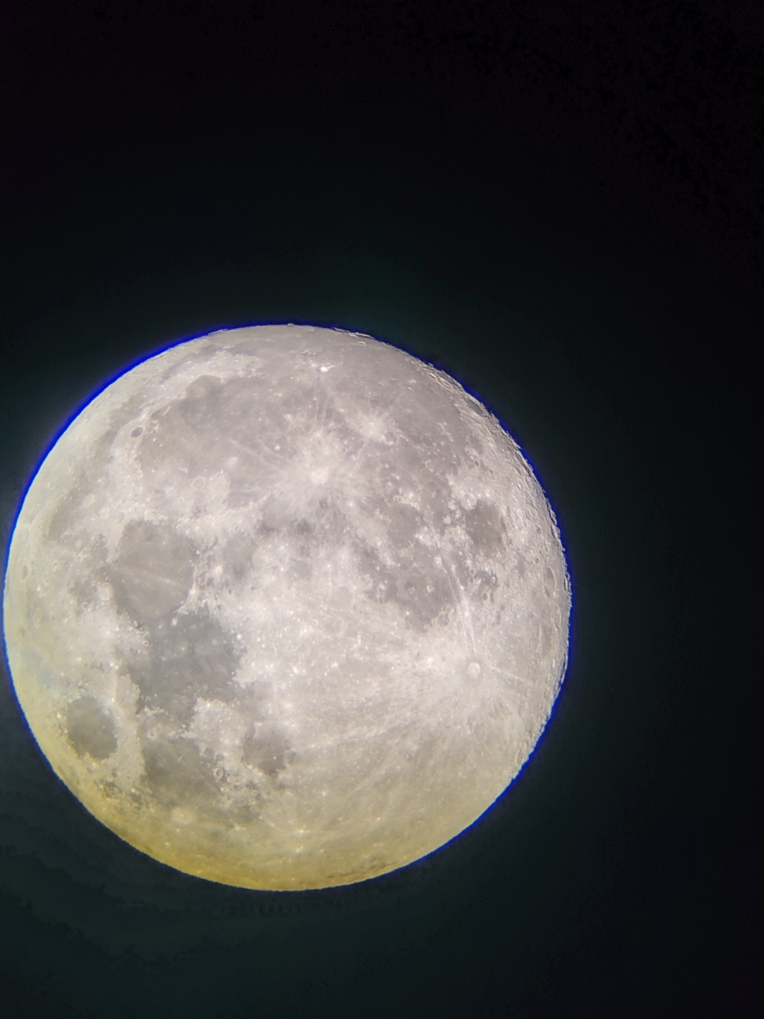 Detalle de la Luna en fase llena capturada en una noche de alta visibilidad. Se aprecian con gran nitidez los mares lunares y la diferencia de albedo en la superficie del disco lunar.